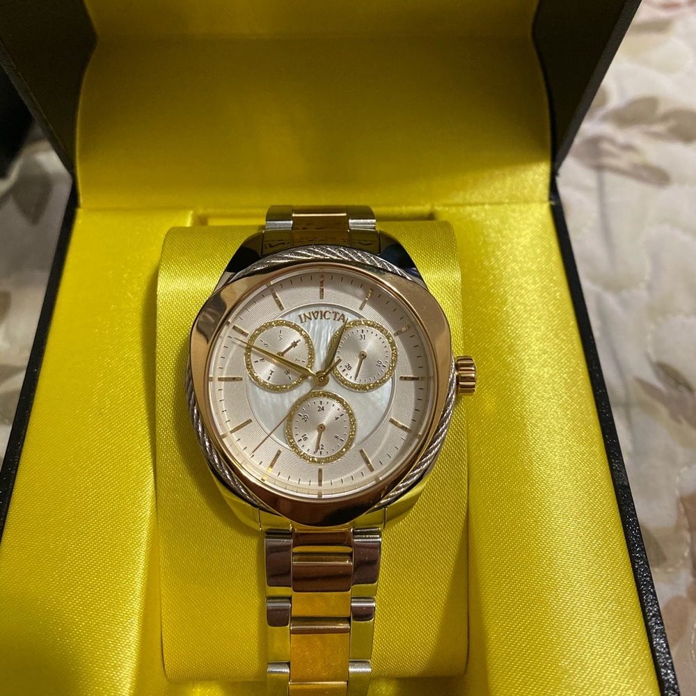 INVICTA FOR WOMEN BRAND NEW GOLD AND SILVER